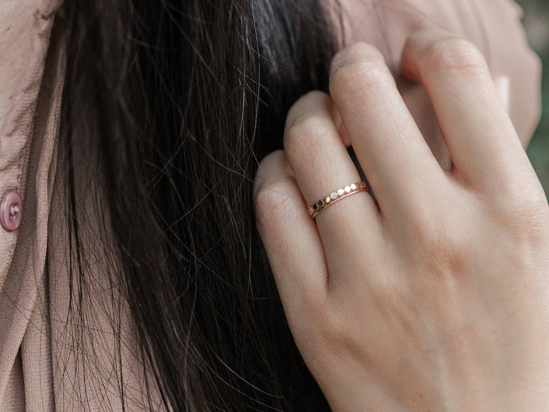 Stapelring Set Dünne Gehämmerte Perlen + Ultradünne Glatte | Zierliche Ringe, Minimal Stapelringe von LaurelElaineJewelry