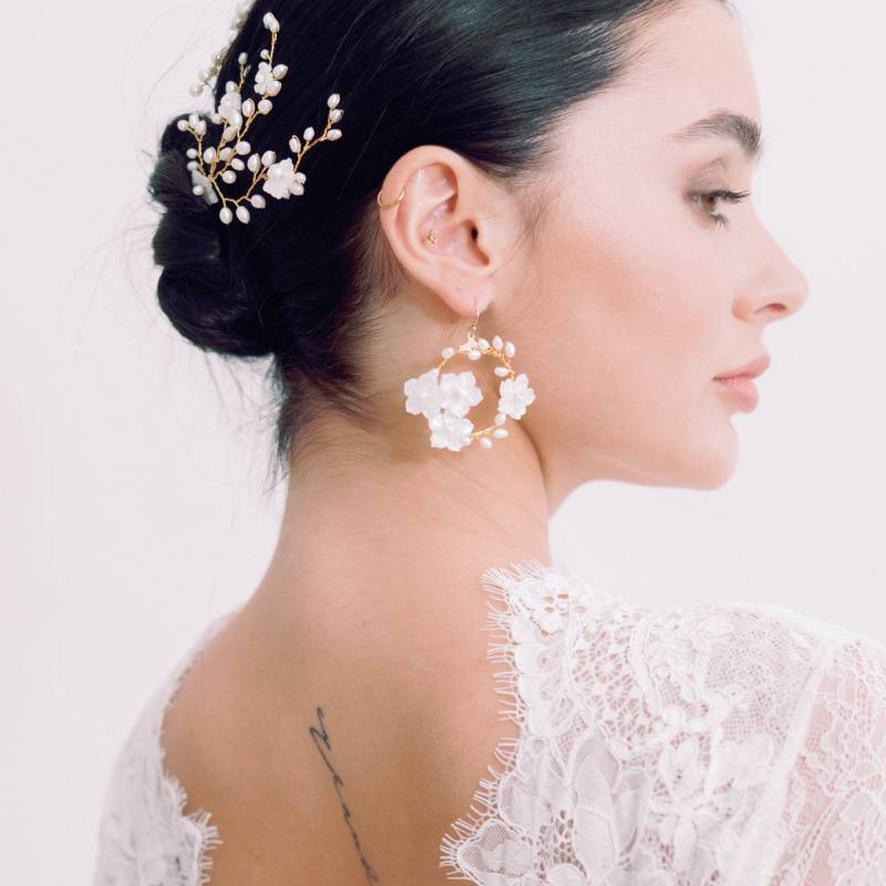 Ohrringe Statement Braut Florale Ohrringe. Große Blüten Perlen Creolen. Zur Hochzeit Ohrringe Statement Braut Florale Ohrringe. Große Blüten Perlen Creolen. Zur Hochzeit von LaurelLime