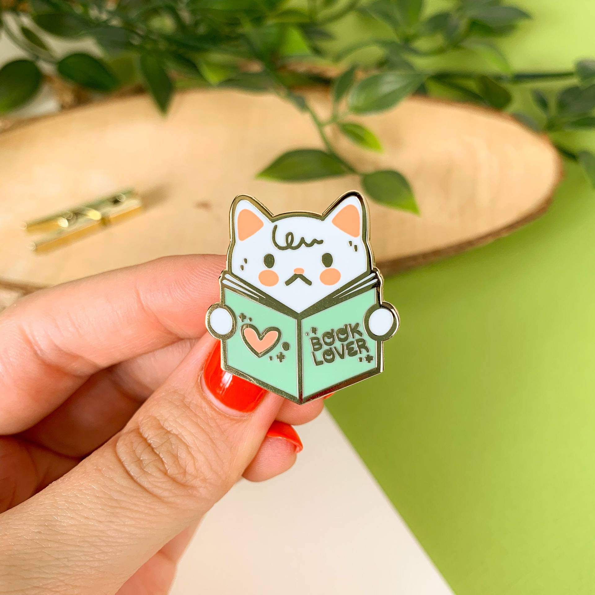 Buch Katze - Emaille Pin | Digitale Kunst, Illustration, Kawaii, Pins, Pin, Brosche, Katze, Katzen, Sammlerstück, Bücherwurm von LaurelMaeArt