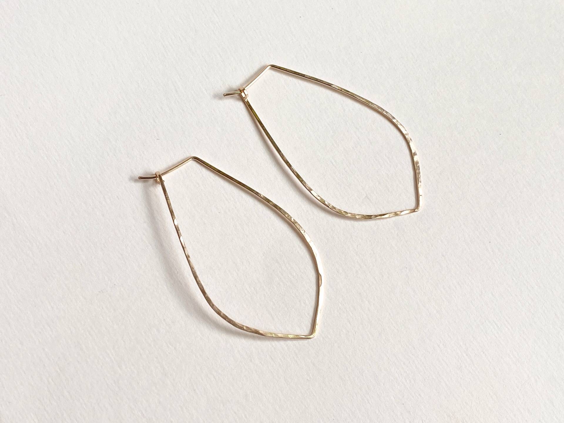 14K Gold Fill Gehämmerte Blütenblatt Hoop Ohrringe, Strukturierte Leichte Einzigartige Creolen 14K Gold Fill Gehämmerte Blütenblatt Hoop Ohrringe, Strukturierte Leichte Einzigartige Creolen von LaurelOBrien