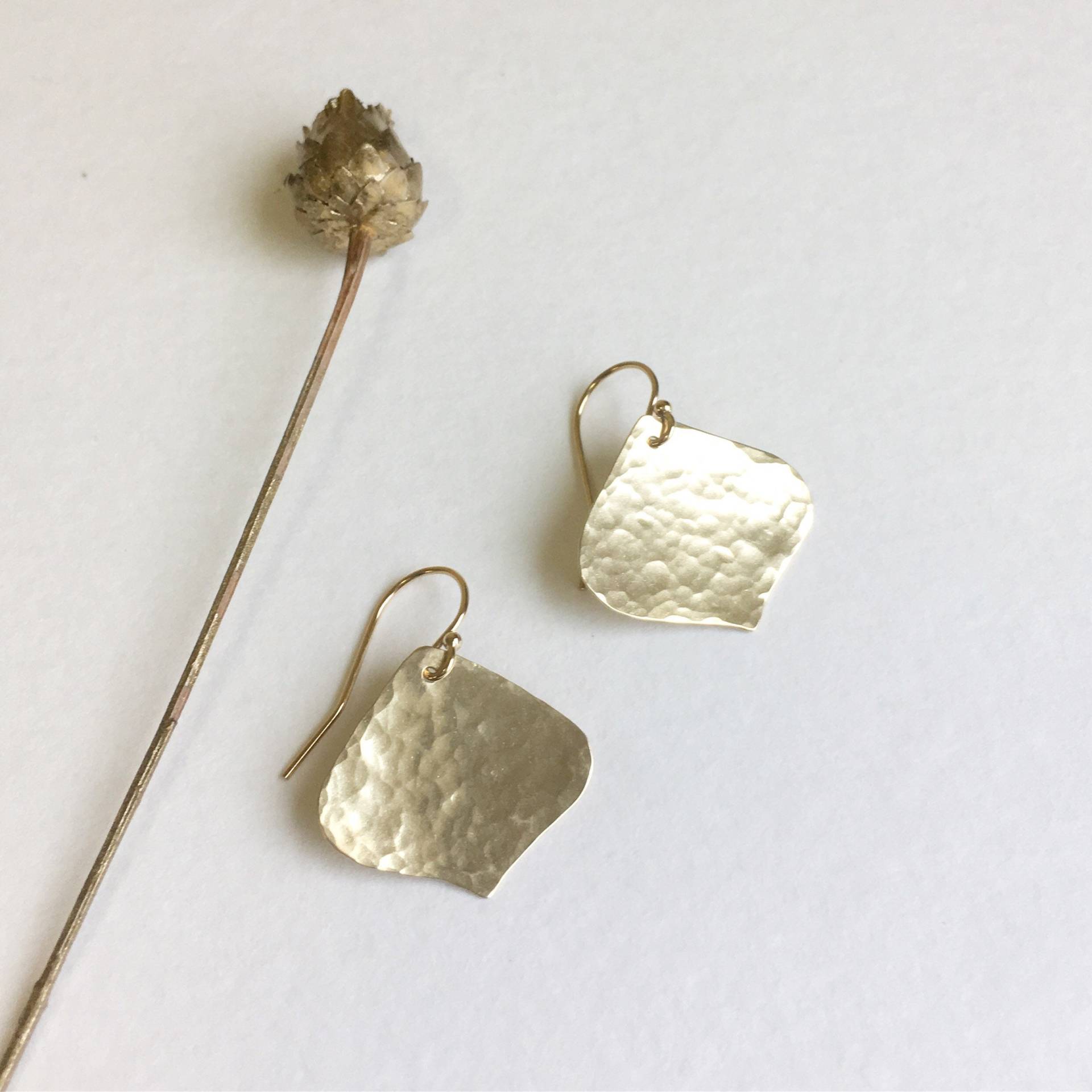 Kleine Messing Blatt Ohrringe, Leichte, Hübsche Kleine Goldfarben Kleine Messing Blatt Ohrringe, Leichte, Hübsche Kleine Goldfarben von LaurelOBrien