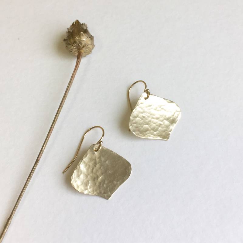 Kleine Messing Blatt Ohrringe, Leichte, Hübsche Kleine Goldfarben Kleine Messing Blatt Ohrringe, Leichte, Hübsche Kleine Goldfarben von LaurelOBrien