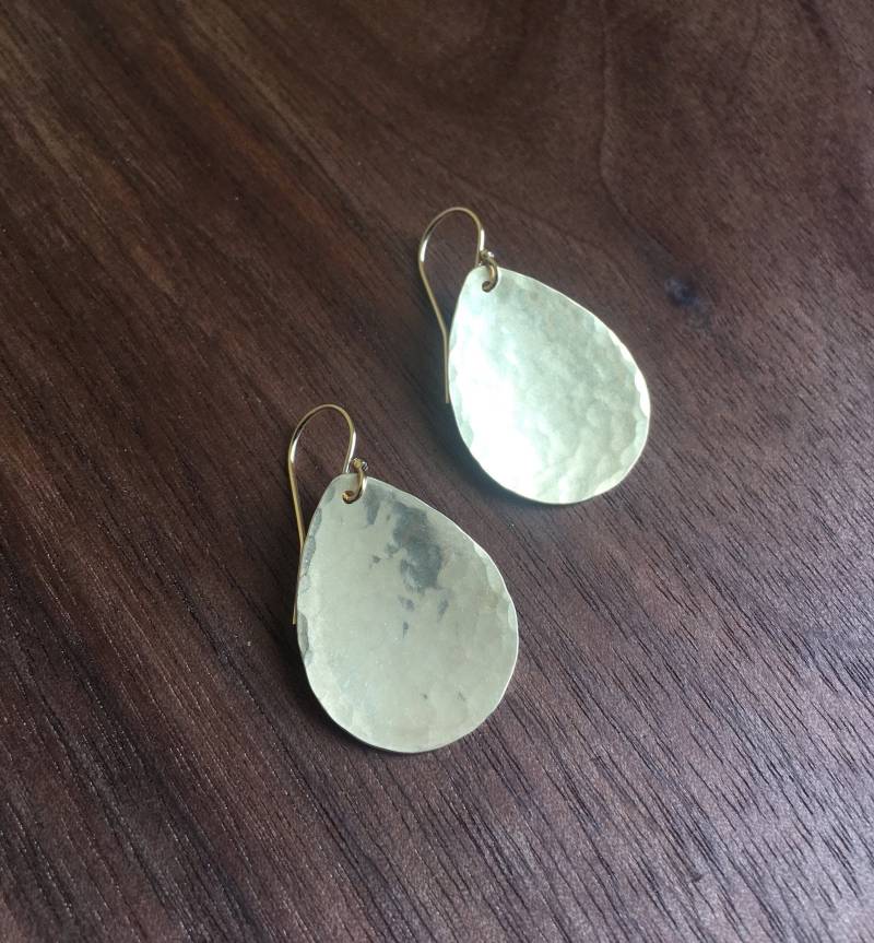 Messing Tropfen Ohrringe, Einfache Gold Ohrringe, Gehämmert Schmuck Messing Tropfen Ohrringe, Einfache Gold Ohrringe, Gehämmert Schmuck von LaurelOBrien