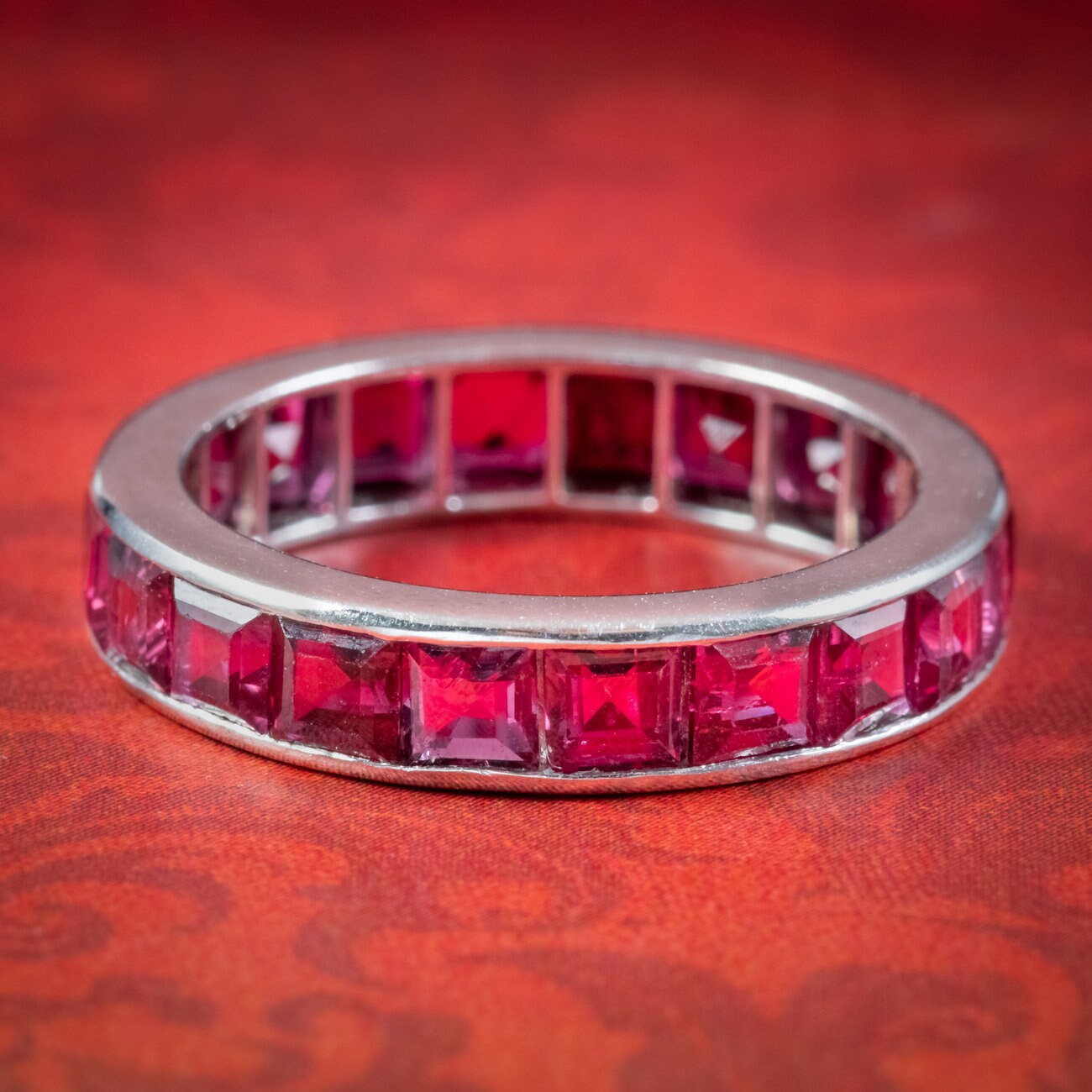 Art Deco Ruby Full Eternity Ring 3, 60Ct Rubin Um 1920 von LaurelleLtd