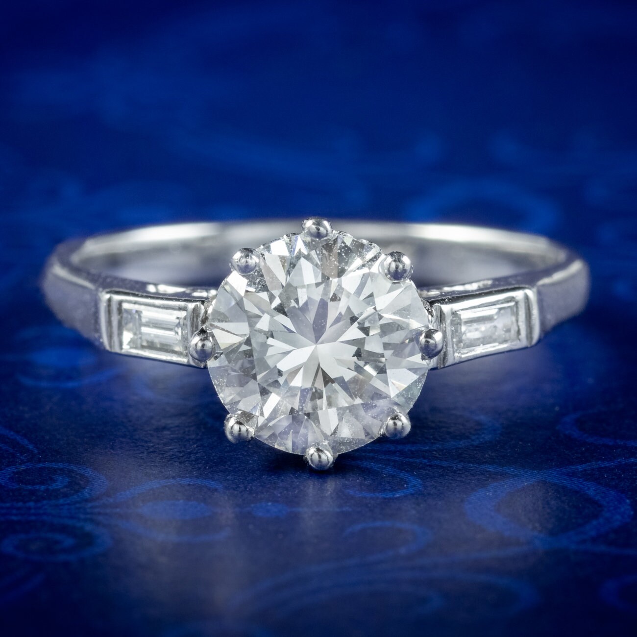 Art Deco Style Diamant Solitär Ring 1.65Ct Mit Cert von LaurelleLtd