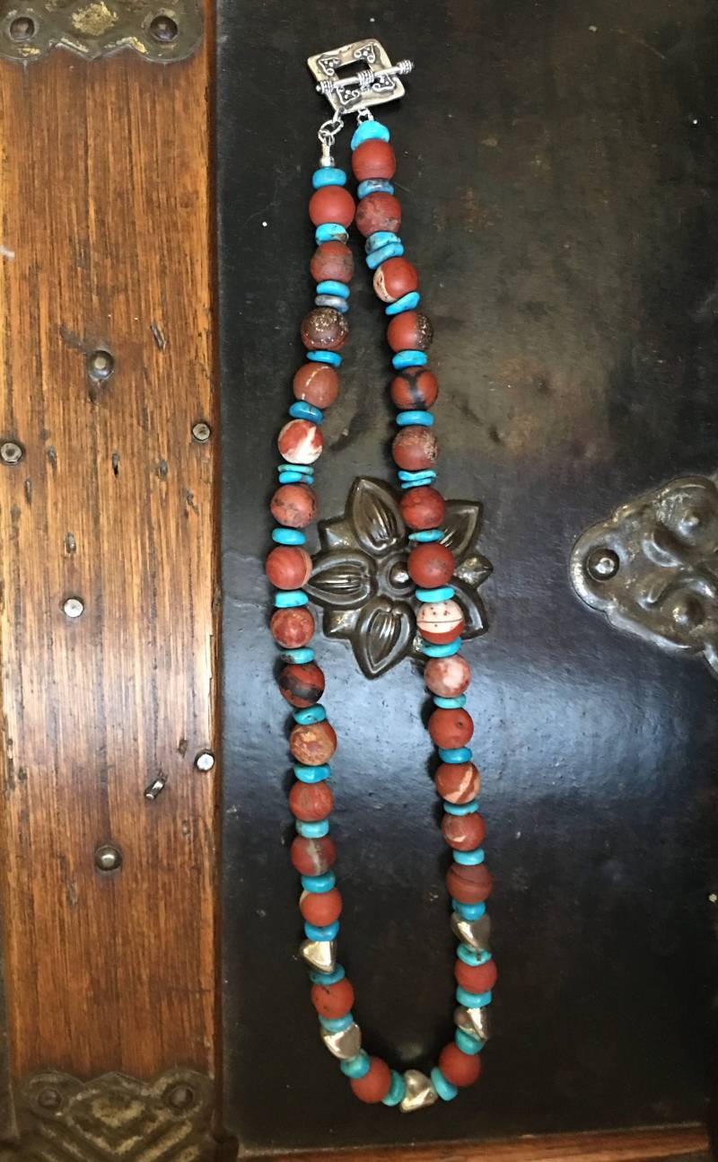Türkis, Sterling Nuggets Und Roter Jaspis Halskette Türkis, Sterling Nuggets Und Roter Jaspis Halskette von LaurelsBasket