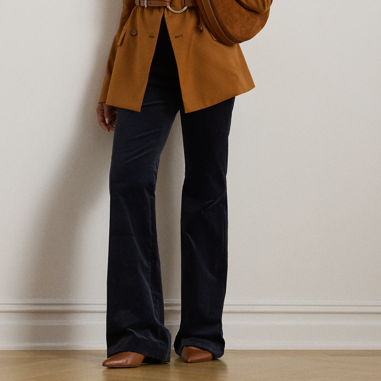 Kordsamthose mit ausgestelltem Bein von Lauren