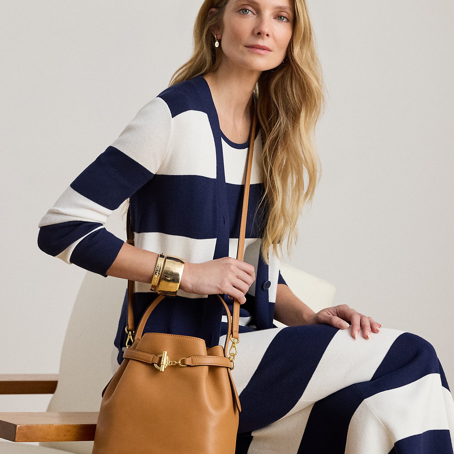 Mittelgroße Leder-Beuteltasche Blaike von Lauren