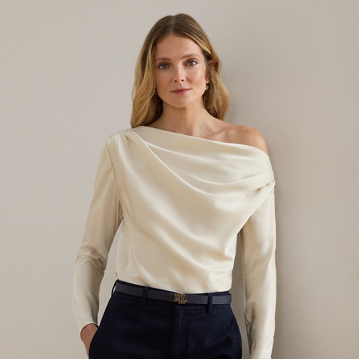 Schulterfreie Bluse aus Satin-Charmeuse Schulterfreie Bluse aus Satin-Charmeuse von Lauren