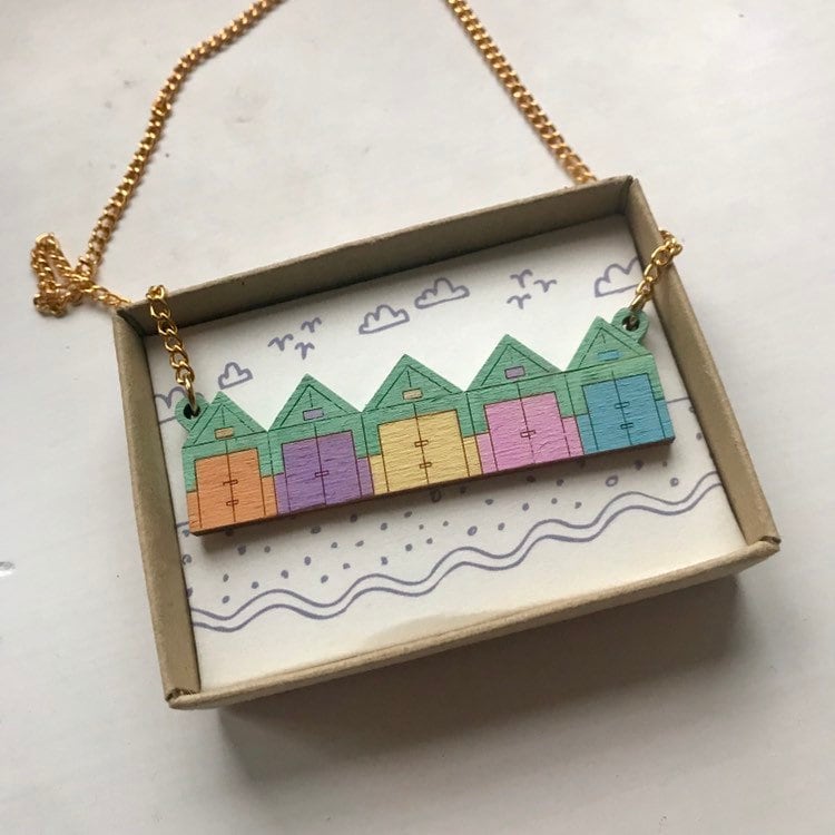 Hove Strandhütte Hölzerne Halskette, Brighton Strand-Liebhaber Geschenk Hove Strandhütte Hölzerne Halskette, Brighton Strand-Liebhaber Geschenk von LaurensFirstArtShop