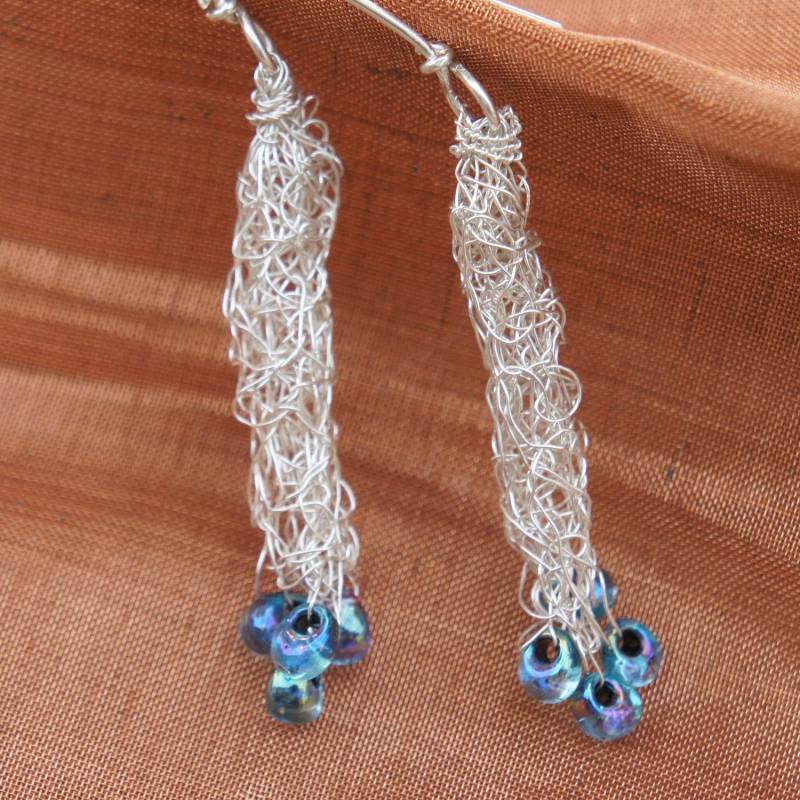 Ausgefallene Silberne Gehäkelte Ohrringe Mit Blauen Mizuki Perlen Ausgefallene Silberne Gehäkelte Ohrringe Mit Blauen Mizuki Perlen von LaurieRhoads