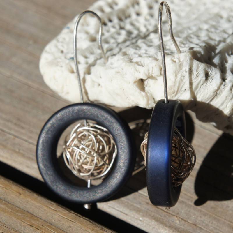 Blau/Schwarze Und Silberne Moderne Deutsche Glasperlen-Ohrringe von LaurieRhoads