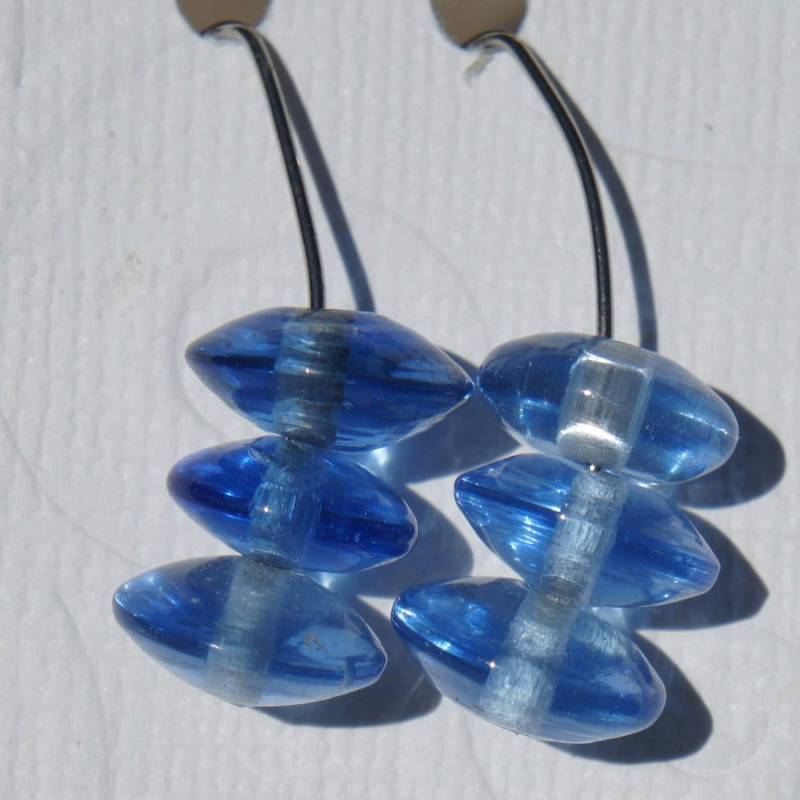 Blaue Glasperlen Und Silberne Ohrringe Blaue Glasperlen Und Silberne Ohrringe von LaurieRhoads