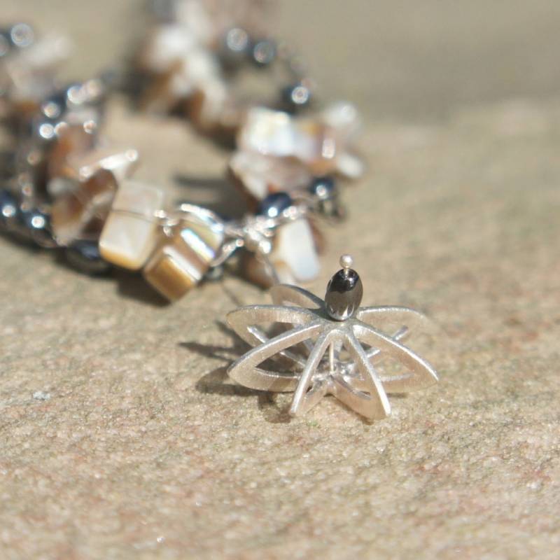 Gehäkelte Kette Aus Silberdraht Und Perlen in Neutralen Farben Gehäkelte Kette Aus Silberdraht Und Perlen in Neutralen Farben von LaurieRhoads