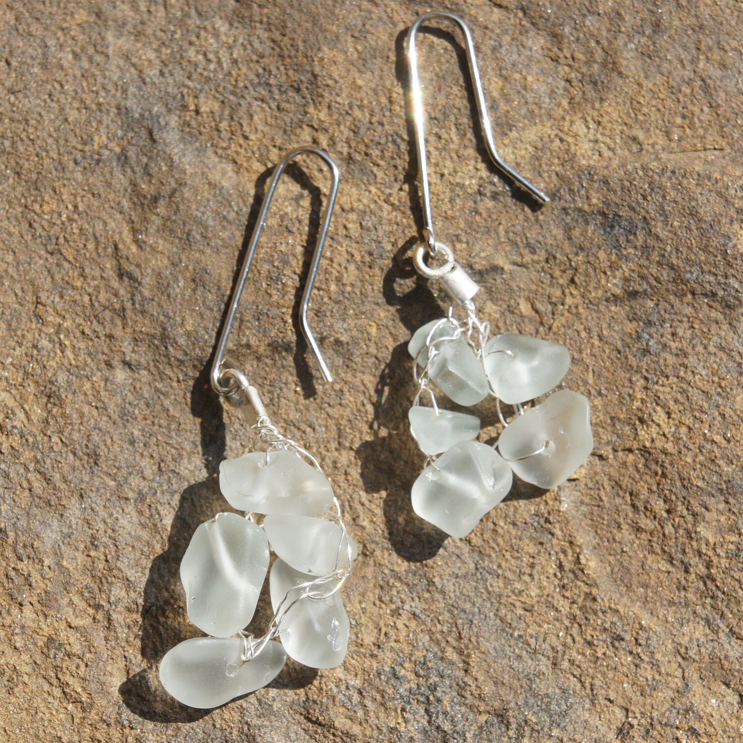 Kleine Ohrringe Aus Gefrostetem Seeglas Und Silber Gehäkelt Kleine Ohrringe Aus Gefrostetem Seeglas Und Silber Gehäkelt von LaurieRhoads