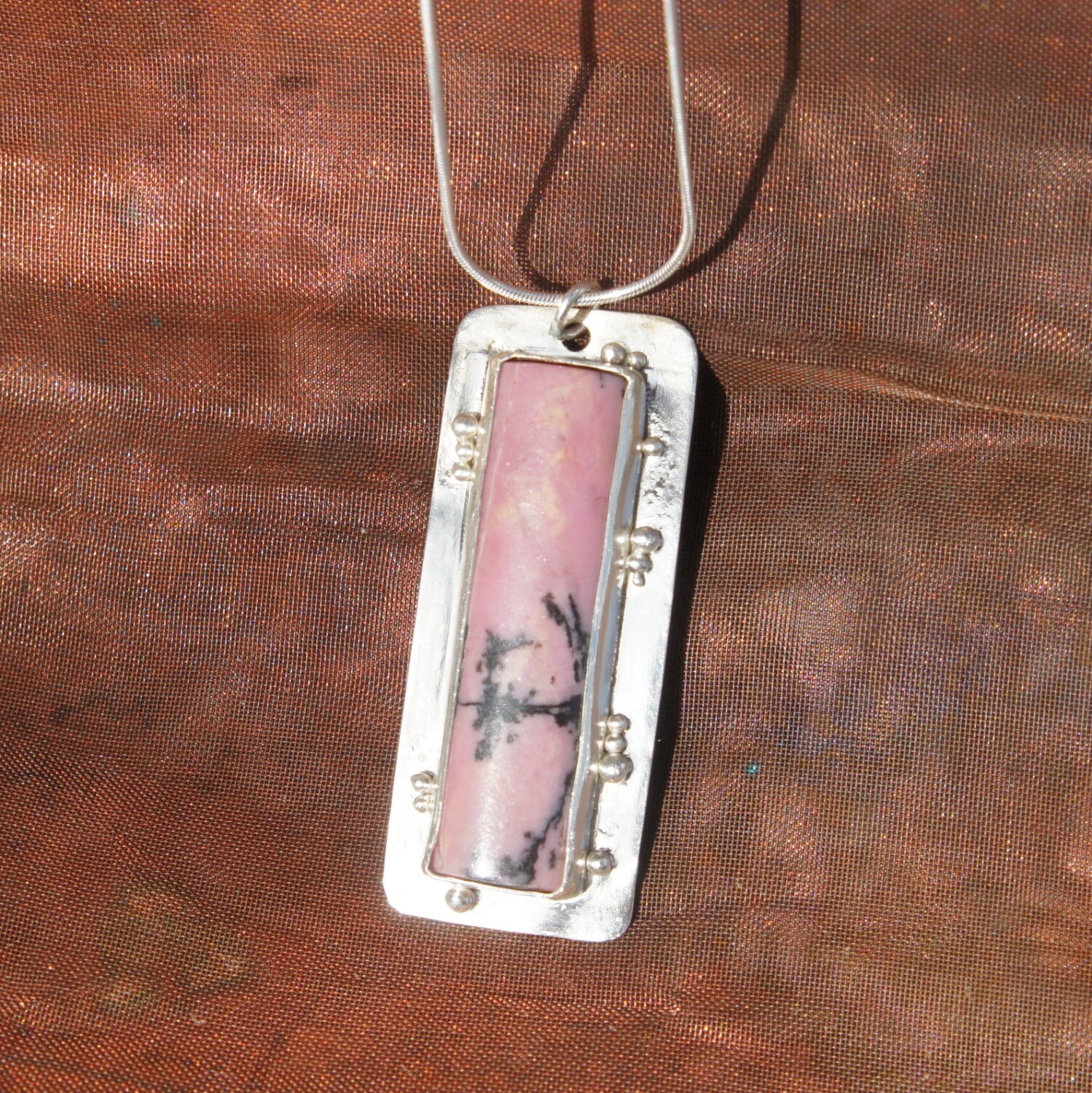Lange Rhodonit Halskette in Silberfassung Pink Schwarz Silber - N004 Lange Rhodonit Halskette in Silberfassung Pink Schwarz Silber - N004 von LaurieRhoads