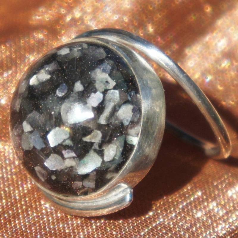 Schwarz, Silber Und Grau Konfetti Lucite Ring Schwarz, Silber Und Grau Konfetti Lucite Ring von LaurieRhoads