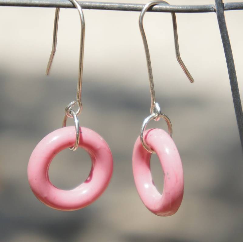 Silberne Ohrringe Mit Rosa Harz Silberne Ohrringe Mit Rosa Harz von LaurieRhoads