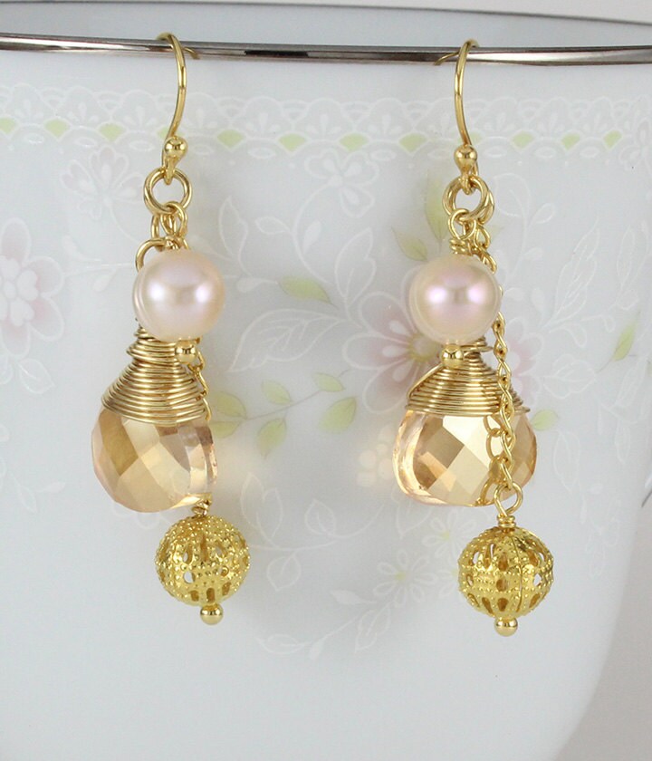 Draht Gewickelt Ohrringe, Glas, Süßwasser Perle Tropfen, Glas Champagner Tropfen Goldene Ohrringe Draht Gewickelt Ohrringe, Glas, Süßwasser Perle Tropfen, Glas Champagner Tropfen Goldene Ohrringe von LaurieRobertsJewelry