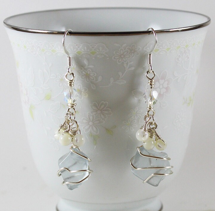 Draht Gewickelt Ohrringe, Tropfen Silber, Hellblau Glas, Perlmutt, Strand Tragen, Recycled Glas Draht Gewickelt Ohrringe, Tropfen Silber, Hellblau Glas, Perlmutt, Strand Tragen, Recycled Glas von LaurieRobertsJewelry