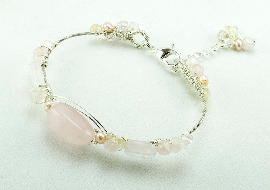 Rosenquarz Gitarre Saiten Armband, Draht Schmuck, Perlen Moderner Schmuck Rosenquarz Gitarre Saiten Armband, Draht Schmuck, Perlen Moderner Schmuck von LaurieRobertsJewelry