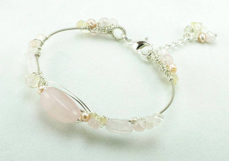 Rosenquarz Gitarre Saiten Armband, Draht Schmuck, Perlen Moderner Schmuck Rosenquarz Gitarre Saiten Armband, Draht Schmuck, Perlen Moderner Schmuck von LaurieRobertsJewelry