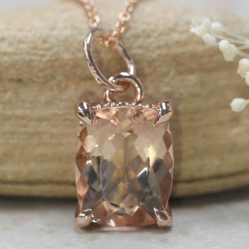 Kissen Solitär Morganit Anhänger, Klauen Zacken, Versteckter Diamant Halo, Lifetime Care Plan Inklusive, Echte Edelsteine Und Diamanten Ls5739 von LaurieSarahDesigns