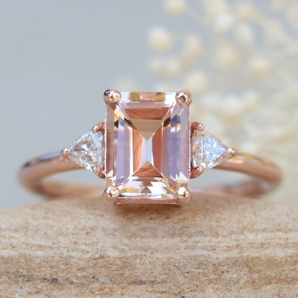 Morganit Im Smaragdschliff Mit Drei Steinen, Verlobungsring Trillion Seitensteine, Lifetime Care Plan Inklusive, Echte Edelsteine Und Diamanten von LaurieSarahDesigns