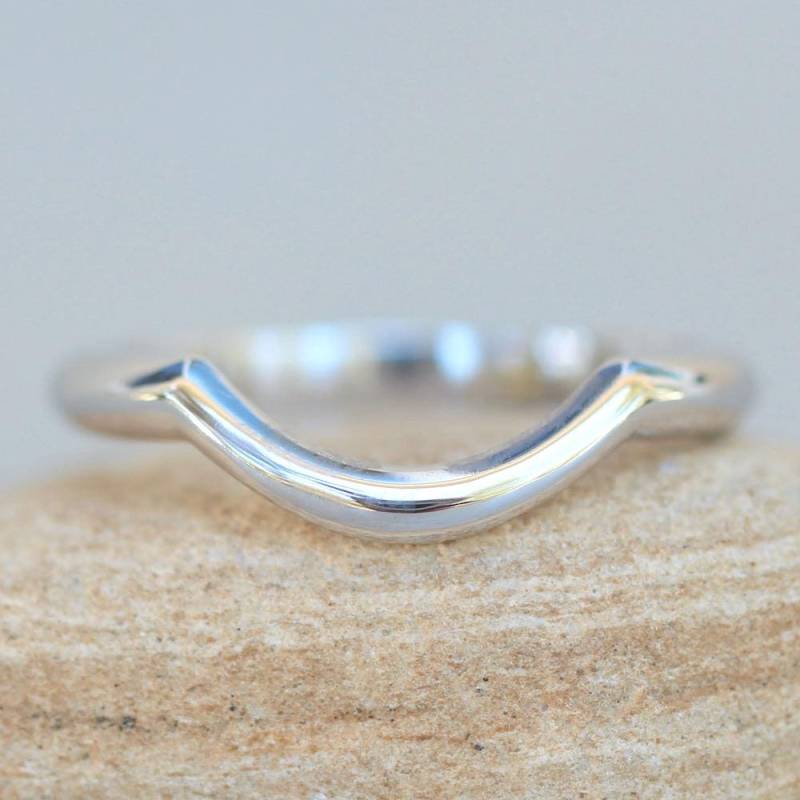 Schlichter Konturen-Ehering Passend Für Ihren Verlobungsring Der Lily-Kollektion, Lifetime Care Plan Inklusive Ls6057 von LaurieSarahDesigns