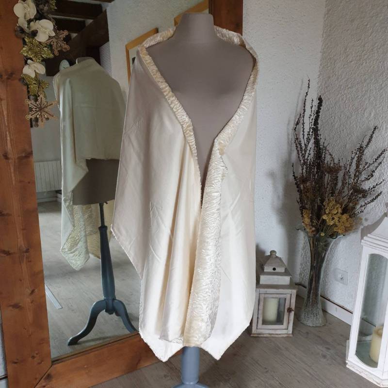 Große Warme Brautstola Aus Cremefarbener Dupion-Seide Und Kunstpelz Astrachan, 220 X 50 cm, Elfenbein, Ecru, Laurine Masset von LaurineMasset