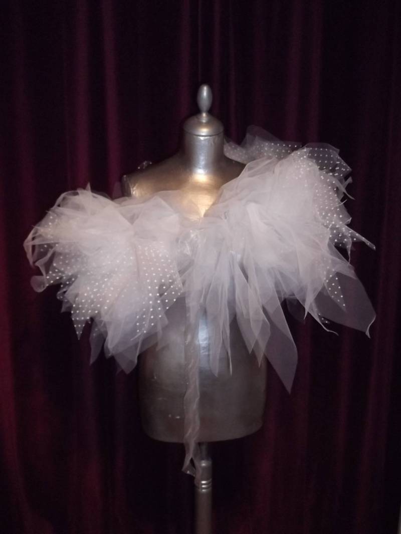 Laurine Masset, Hollywood Brautstola Mit Rüschen Aus Weißem Oder Cremefarbenem Tüll, Tüll Felleffekt, Plumetis, Glamour, Schleifenverschluss Vorne von LaurineMasset