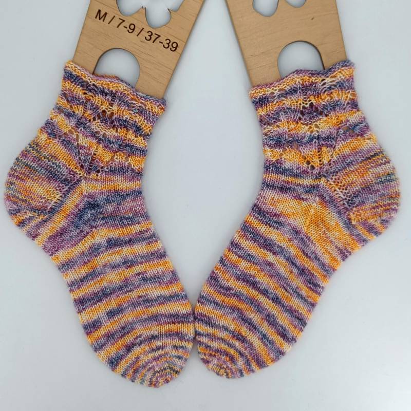 Handgestrickte Socken Aus Handgefärbter Sockenwolle Mit Baumwollanteil Größe 40 Handgestrickte Socken Aus Handgefärbter Sockenwolle Mit Baumwollanteil Größe 40 von LauterNetteSaechala