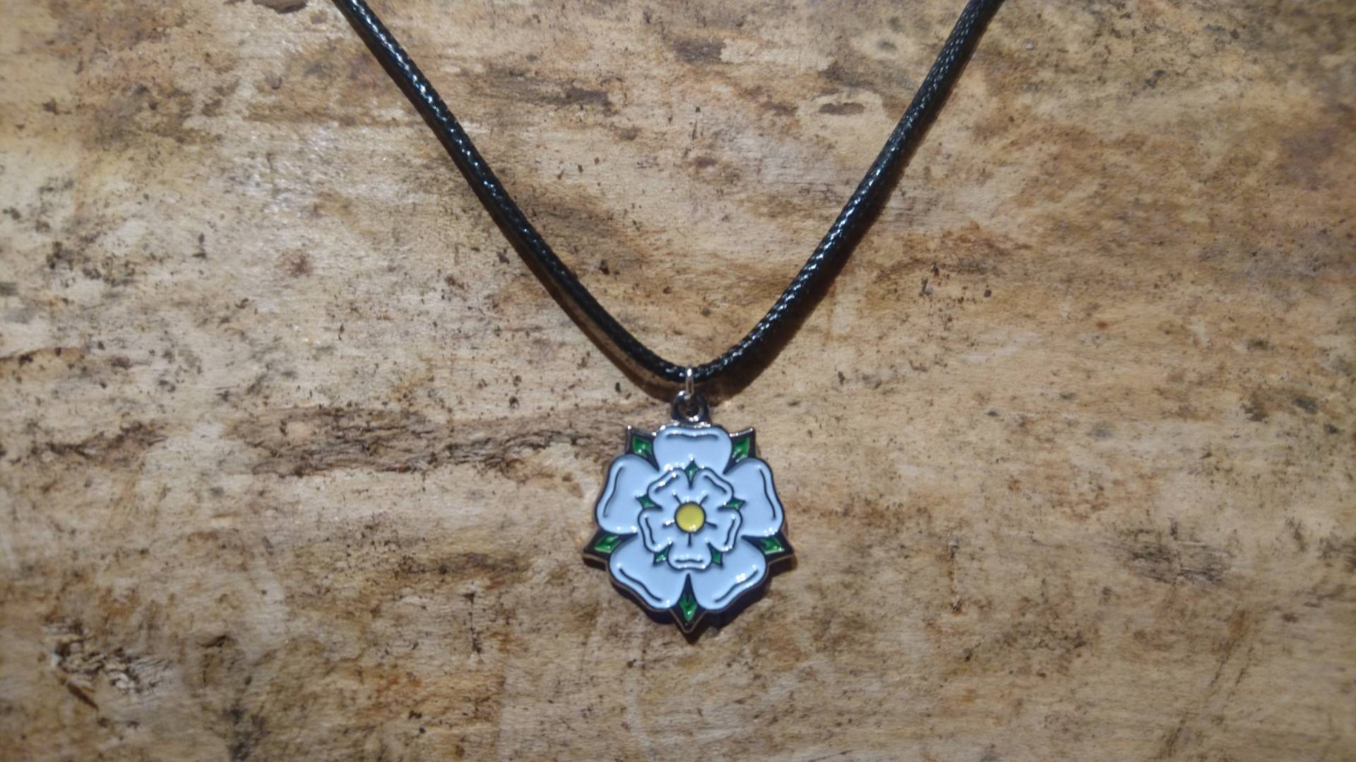 Weiße Rose Halskette Yorkshire von LavaDesignsUK