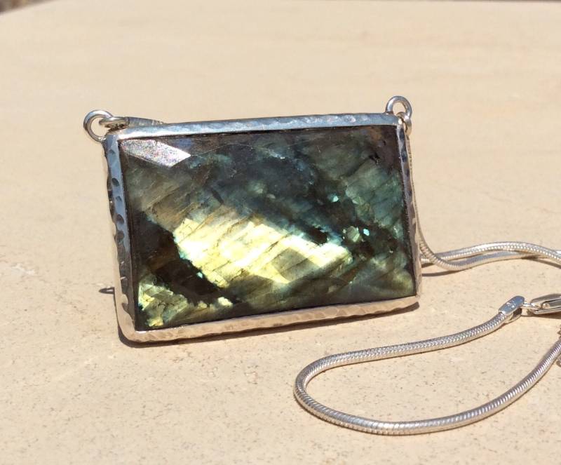 Gehämmert Sterling Silber Labradorit Halskette Edelstein-Anhänger von LavantaBay