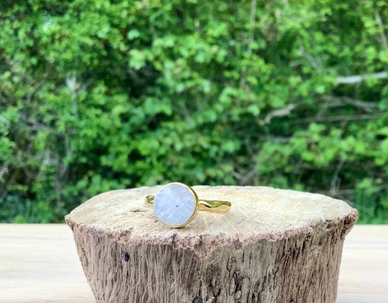 Roher Mondstein Ring 18Kt Gold Vermeil Statement Ring von LavantaBay