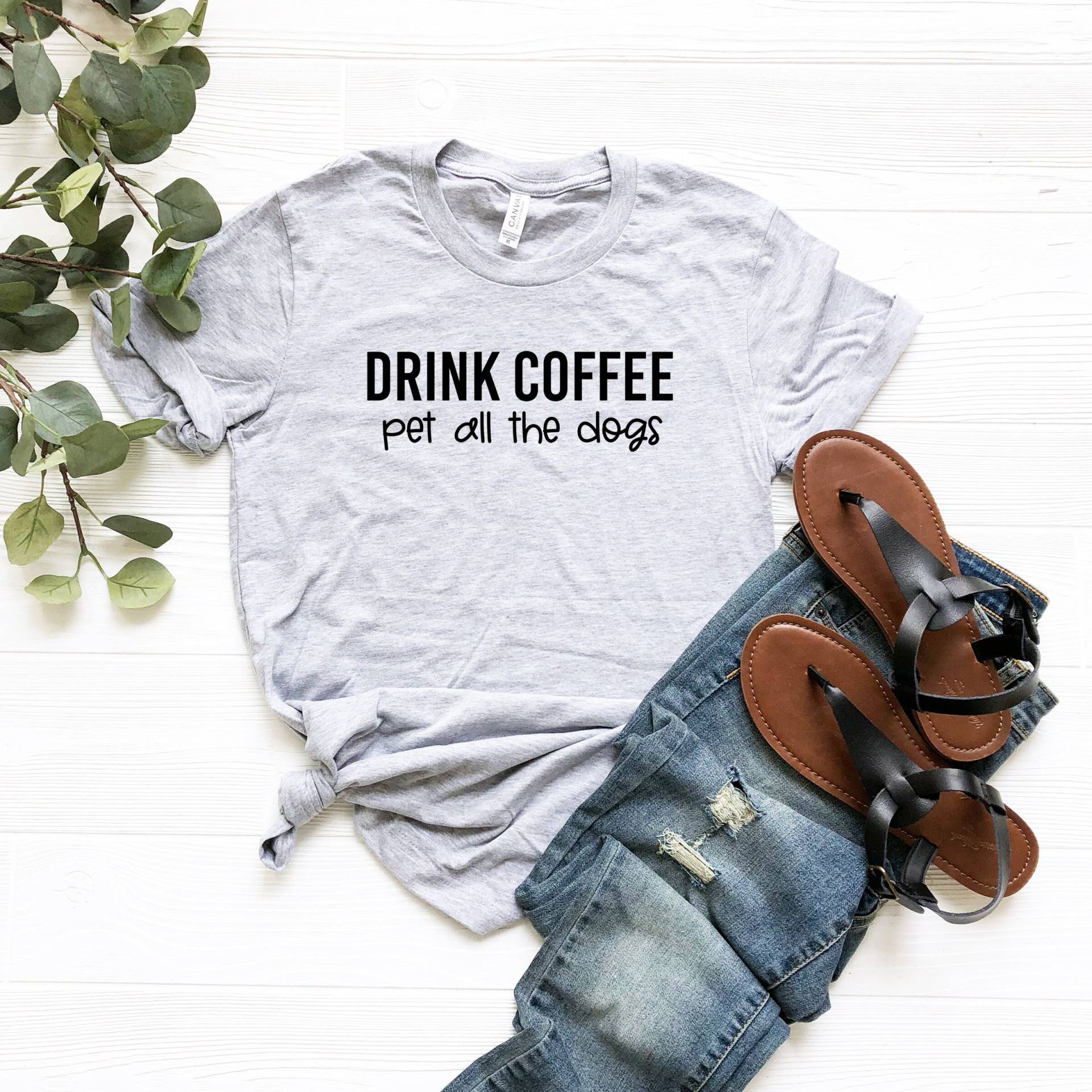Drink Coffee Pet All The Dogs Kaffee T-Shirt | Kaffeeliebhaber Shirt Hundemama Lustiges Geschenk von LavenderBluesMarket