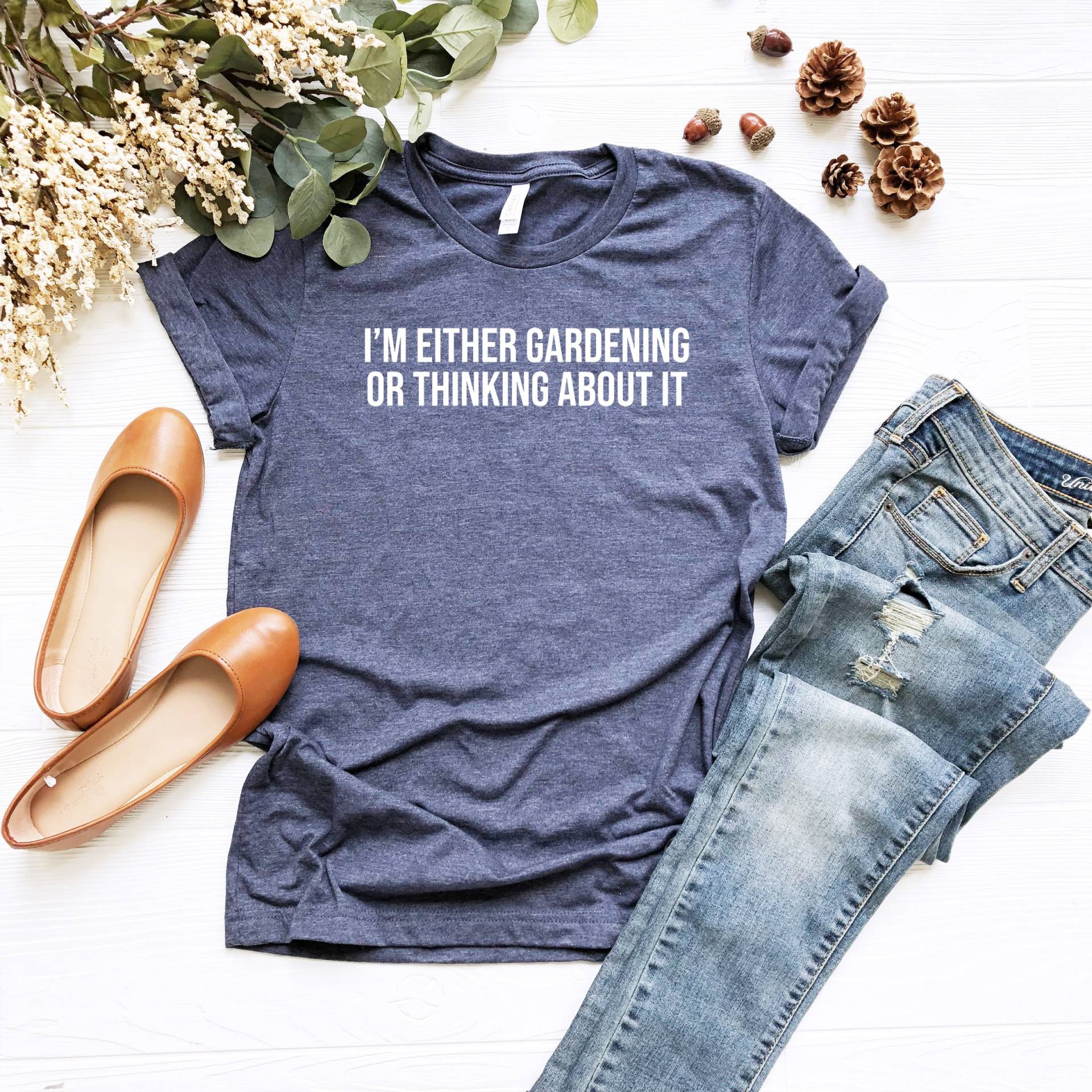 I'm Either Gardening Or Thinking About It Shirt, Plant Geschenk Für Pflanzenliebhaber, Gartenshirt von LavenderBluesMarket