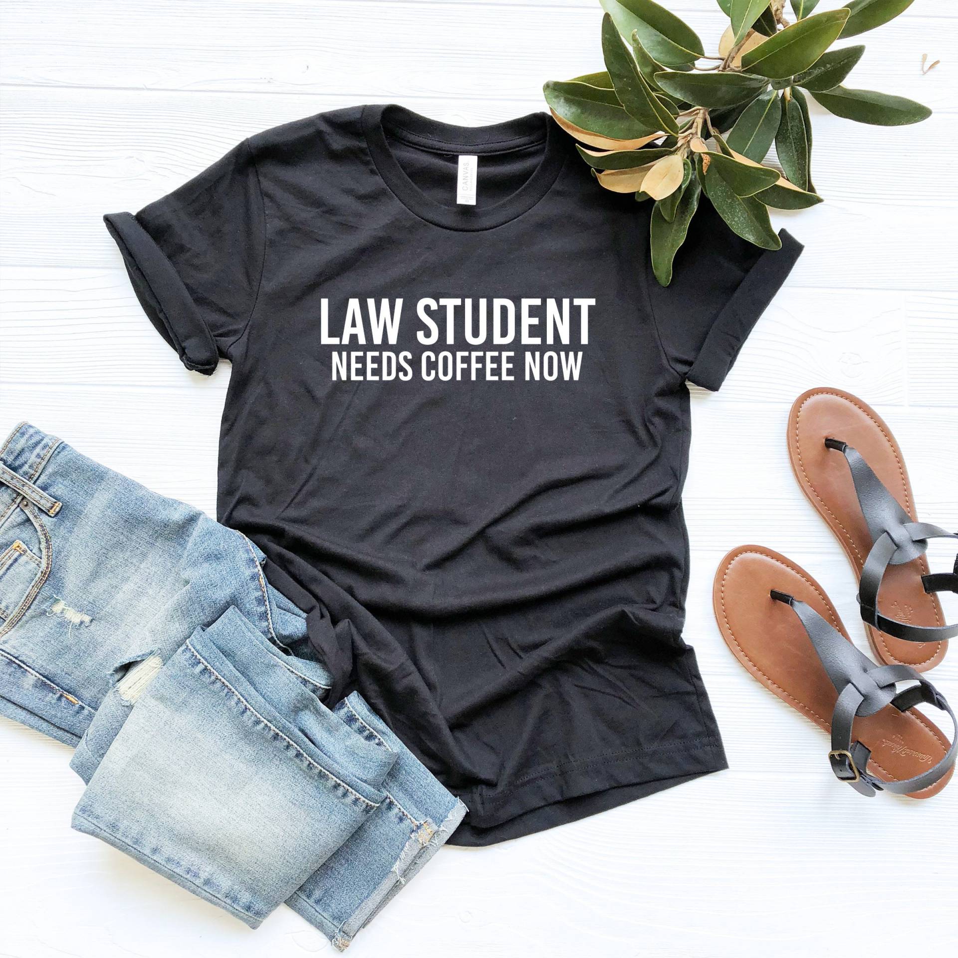 Jura Student Needs Coffee Now Kaffee T-Shirt | Kaffeeliebhaber Shirt Bar Exam Law Lustiges Geschenk von LavenderBluesMarket