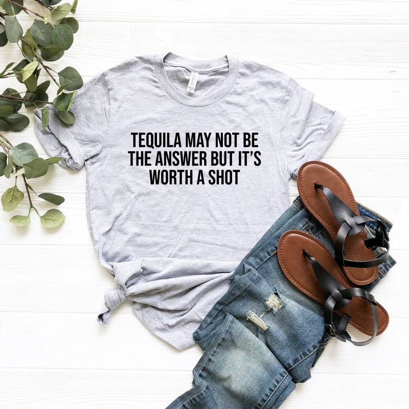 Tequila May Not Be The Answer But It Es Worth A Shot Shirt, Lustiges Alkohol Trinkshirt, Trinkshirt von LavenderBluesMarket