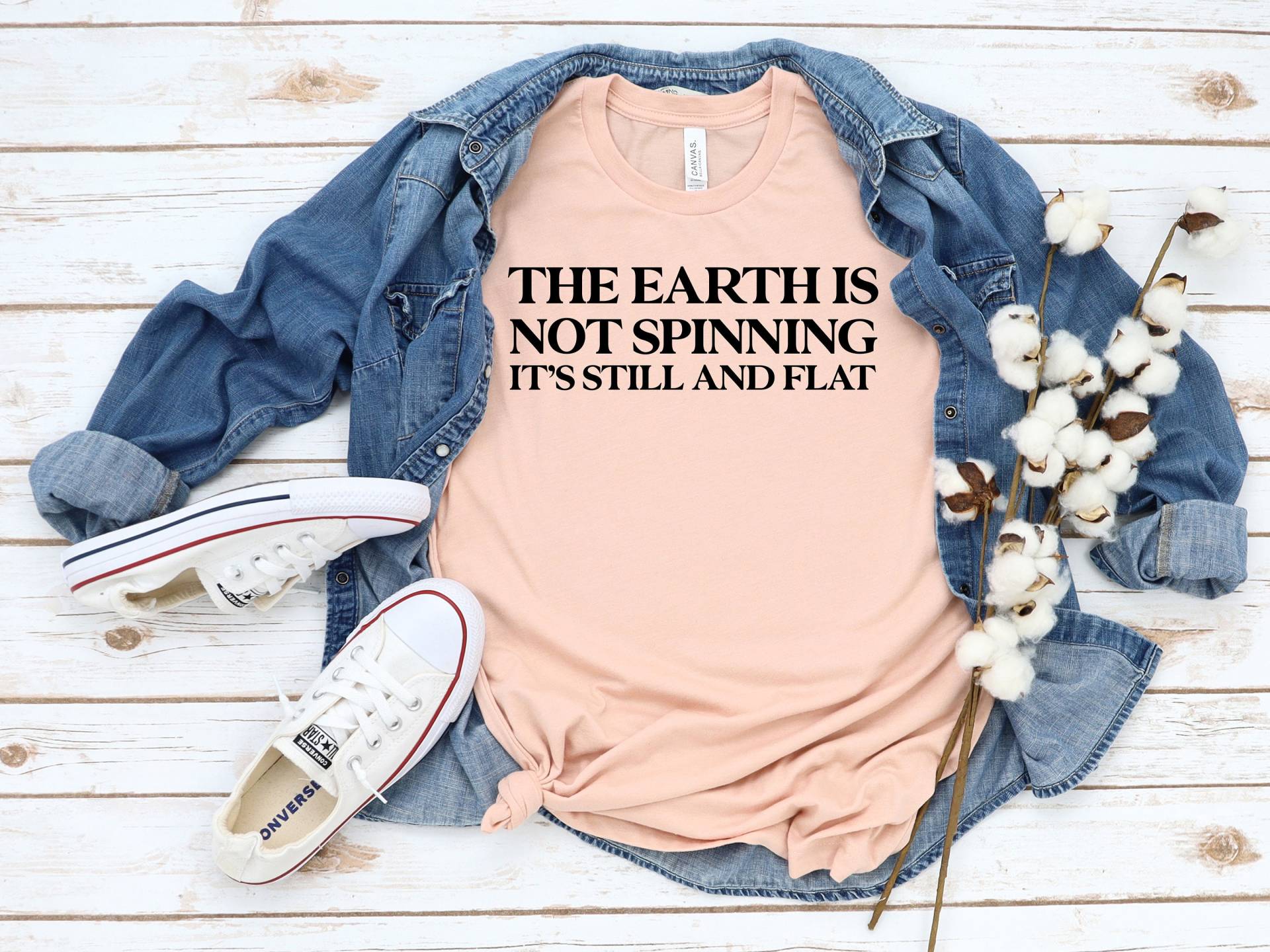 The Earth Is Not Spinning It Es Still & Flat Shirt Earther T-Shirt Consser T-Shirt Read Your Bible von LavenderBluesMarket