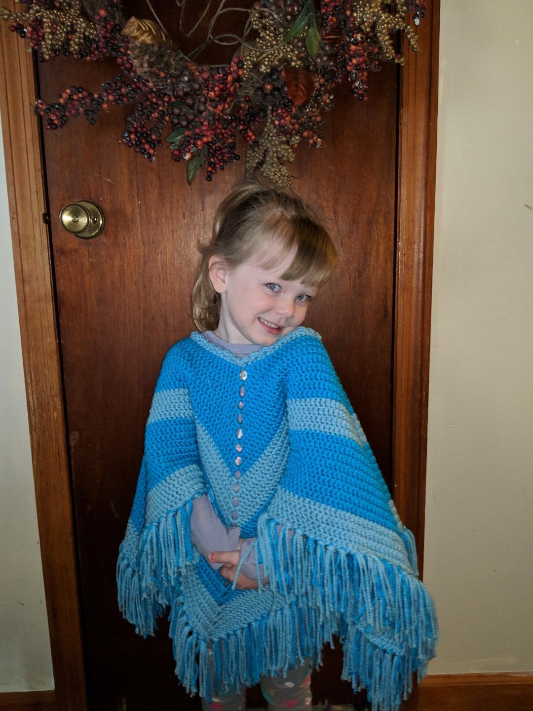 Kleine Mädchen Poncho Mit Fransen Kleine Mädchen Poncho Mit Fransen von LavenderFrogs