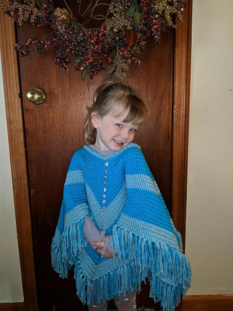Kleine Mädchen Poncho Mit Fransen Kleine Mädchen Poncho Mit Fransen von LavenderFrogs