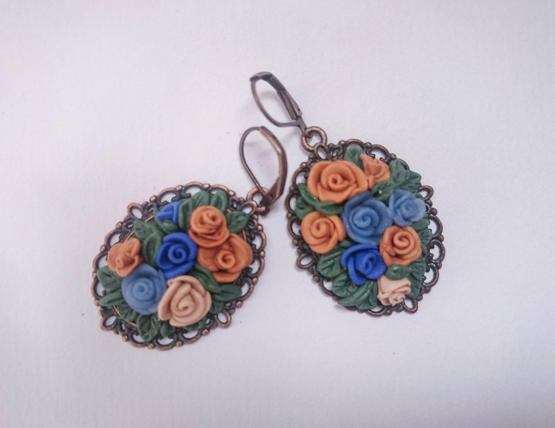 Blau Und Beige Rosenstrauß Polymer Clay Ohrringe Blau Und Beige Rosenstrauß Polymer Clay Ohrringe von LavenderStreetArt
