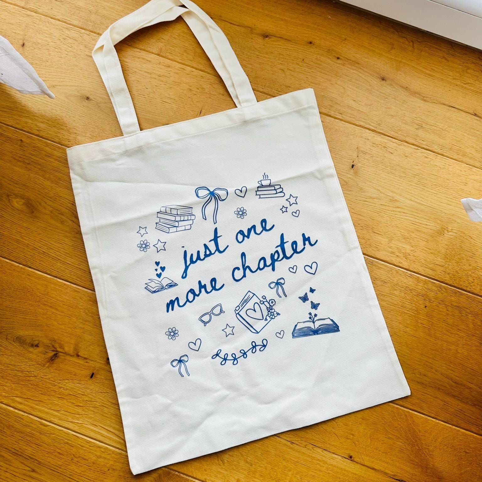 Just One More Chapter Tote Bag Stofftasche | Book Lover Lesetasche Bücher Geschenk Bibliophile Tasche Bookish Romantasy Leseratte Just One More Chapter Tote Bag Stofftasche | Book Lover Lesetasche Bücher Geschenk Bibliophile Tasche Bookish Romantasy Leseratte von Laventiadream
