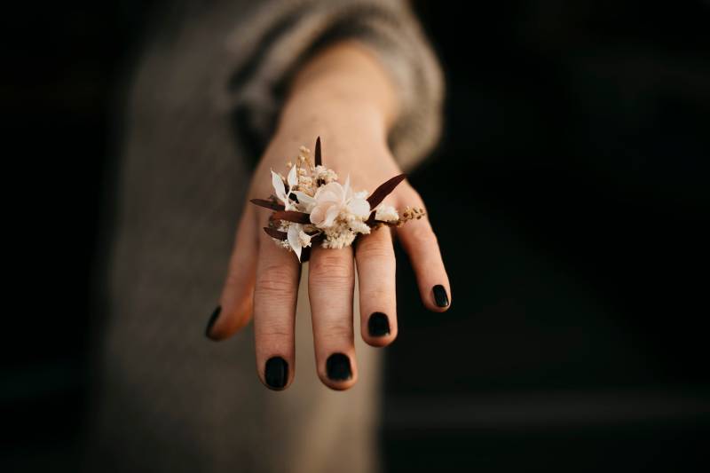Nicke | Konservierte Tiefe Eukalyptus Blume Ring Mit Sanften Rosa Tönen/Florale Braut Boho von LaviAccessories