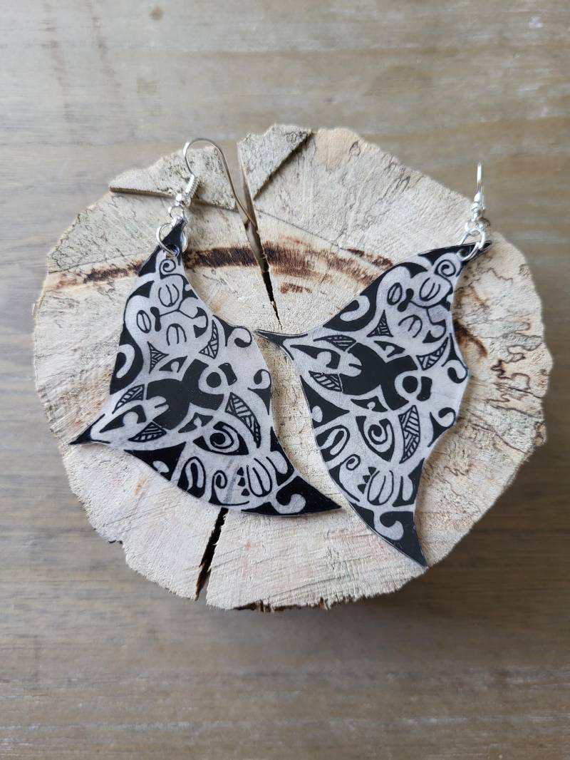 Handgefertigter Mantarochen-Ohrring Im Ethno-stil Handgefertigter Mantarochen-Ohrring Im Ethno-stil von Lavieenfimo