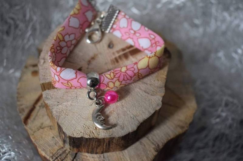 Liberty-Armband Mit Charms, Handgefertigt Liberty-Armband Mit Charms, Handgefertigt von Lavieenfimo