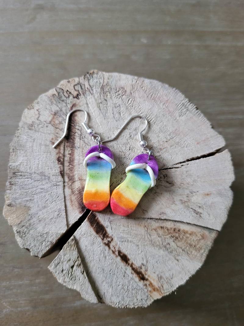 Regenbogen Flip Flop Ohrringe, Handgefertigter Modeschmuck Regenbogen Flip Flop Ohrringe, Handgefertigter Modeschmuck von Lavieenfimo