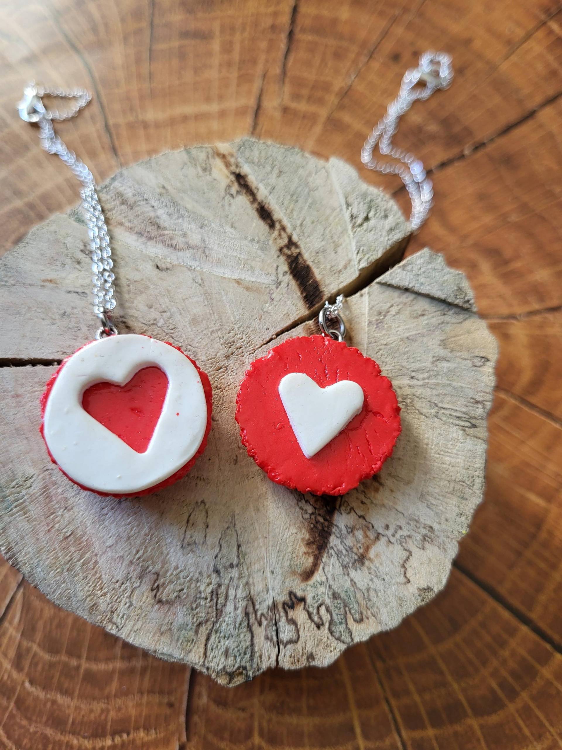 Rote Macaron- Und Herz-Freundschaftsketten - Gourmet-Schmuck Für Beste Freunde Rote Macaron- Und Herz-Freundschaftsketten - Gourmet-Schmuck Für Beste Freunde von Lavieenfimo
