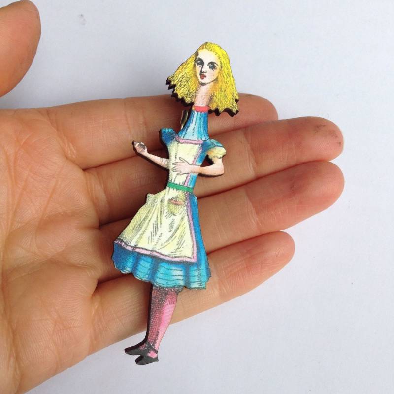 Alice Gedehnt Hals Von Im Wunderland Holz Brosche Pin Geschenk Drink Me Afternoon Tea Party Kostüm Outfit Accessoire Blaues Kleid Blond von LaviniasTeaParty